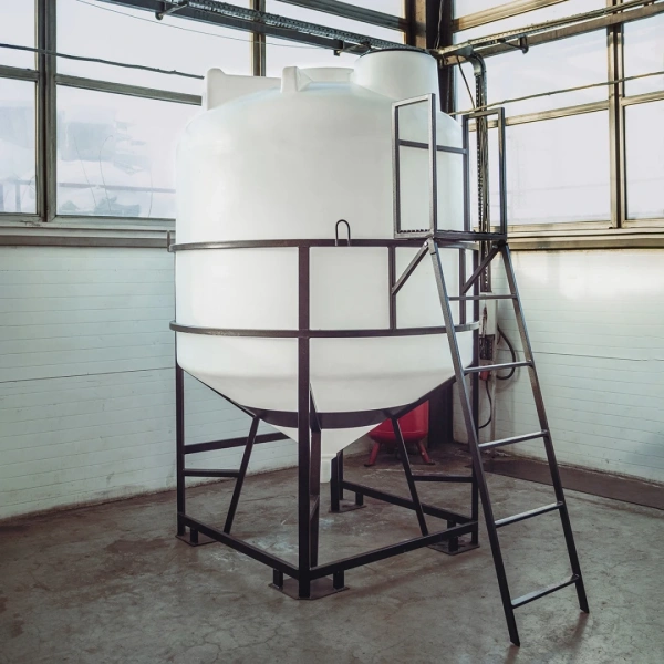 Емкость ЦКТ 5000 л с патрубком 110мм с фланцем в обрешетке с лестницей 